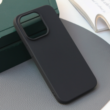 Zastitna silikonska futrola Skin - iPhone 15 Pro 6.1 mat crna.
