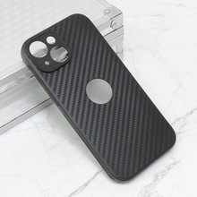 Zastitna futrola Carbon fiber - iPhone 15 crna (sa otvorom za logo).