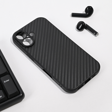 Zastitna futrola Carbon fiber - iPhone 17 crna.