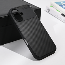 Zastitna futrola Defender Carbon - iPhone 17 crna.