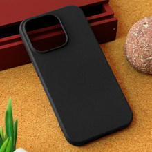 Teracell GIULIETTA silikonska futrola - iPhone 15 Pro 6.1 mat crna.