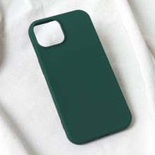 Zastitna futrola Teracell Soft Velvet - iPhone 15 tamno zelena.