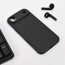 Zastitna futrola Carbon fiber - iPhone 17 Air crna.