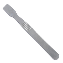 Spatula - nanosenje paste za kuglanje.