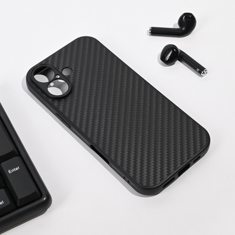 Zastitna futrola Carbon fiber - iPhone 17 crna.