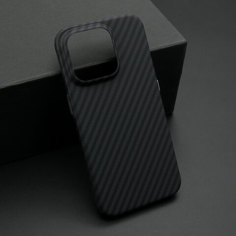 Zastitna futrola CARBON STRIPES - iPhone 15 Pro (6.1) crna (MS).