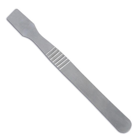 Spatula - nanosenje paste za kuglanje.